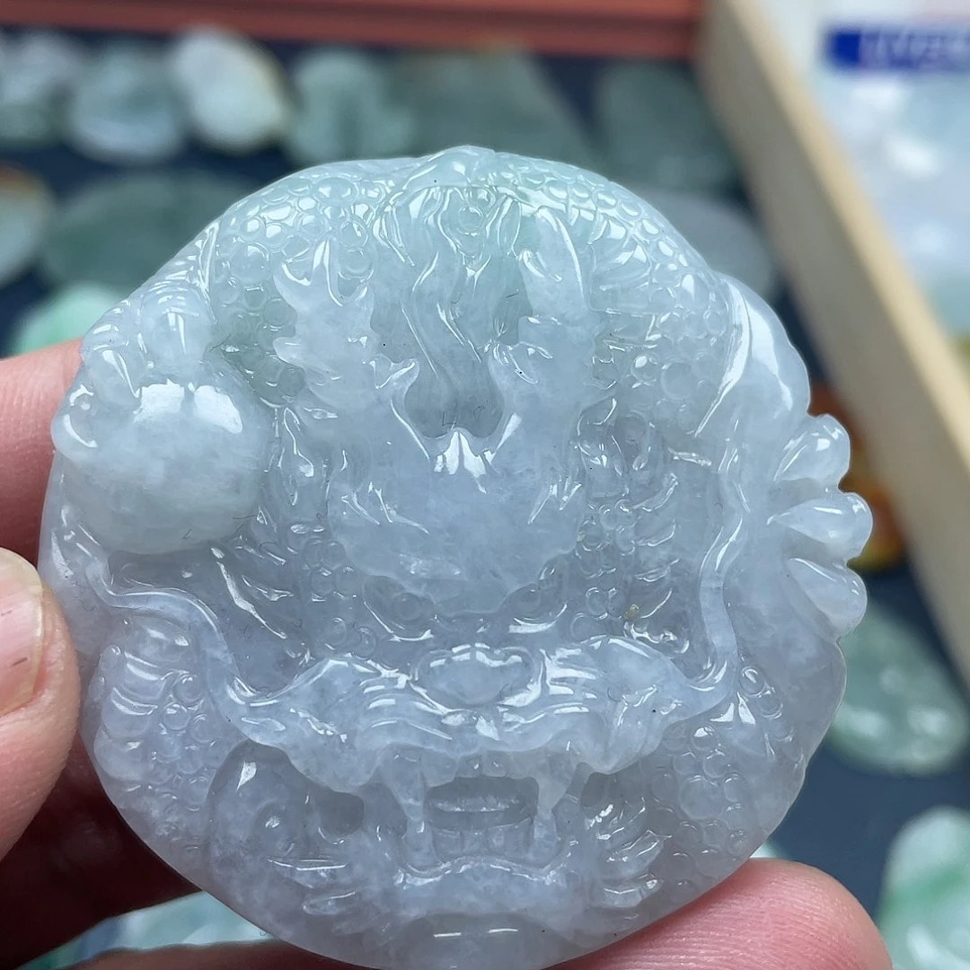 翡翠未镶嵌颈饰龙牌