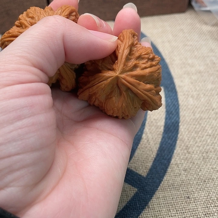 融***羊文玩核桃吊坠白狮子