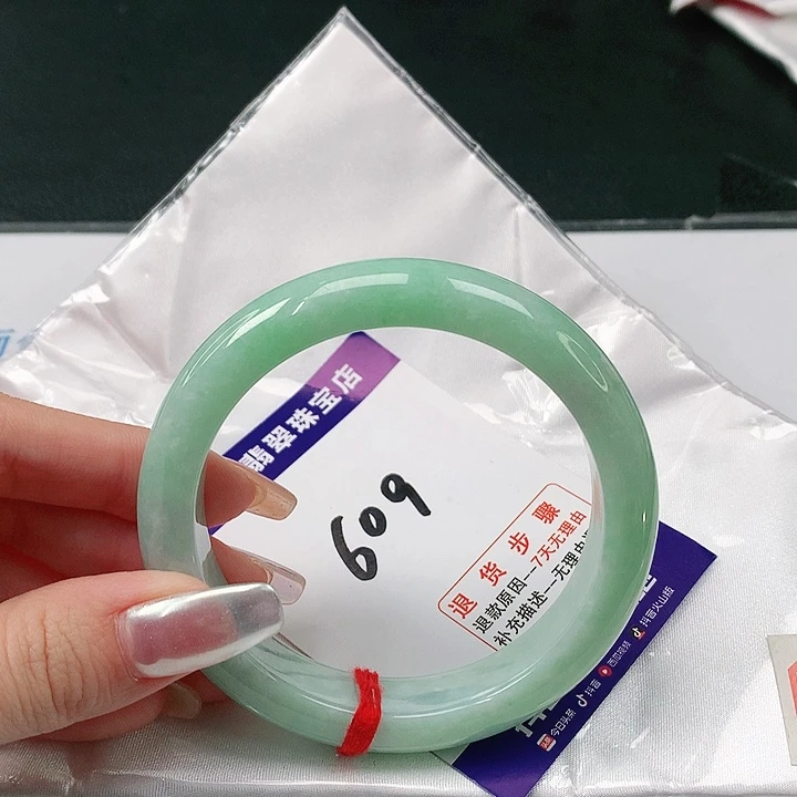 翡翠手镯未镶嵌翡翠手镯