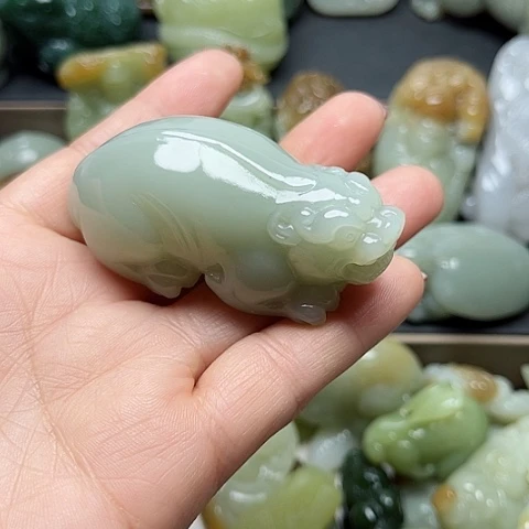 颈饰未镶嵌和田玉李**面