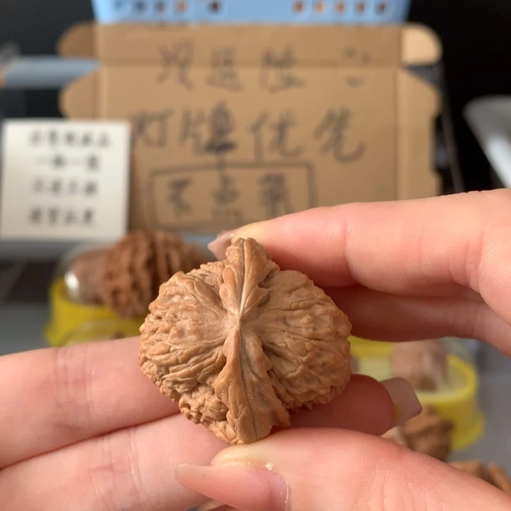举***独吊坠文玩核桃异形单只，有瑕疵