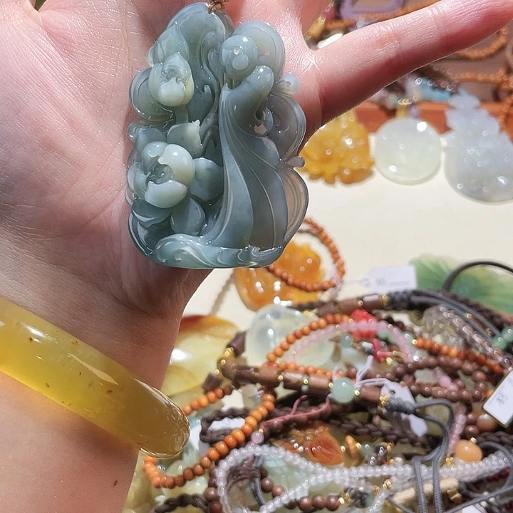 未镶嵌蛇纹石玉颈饰宝*