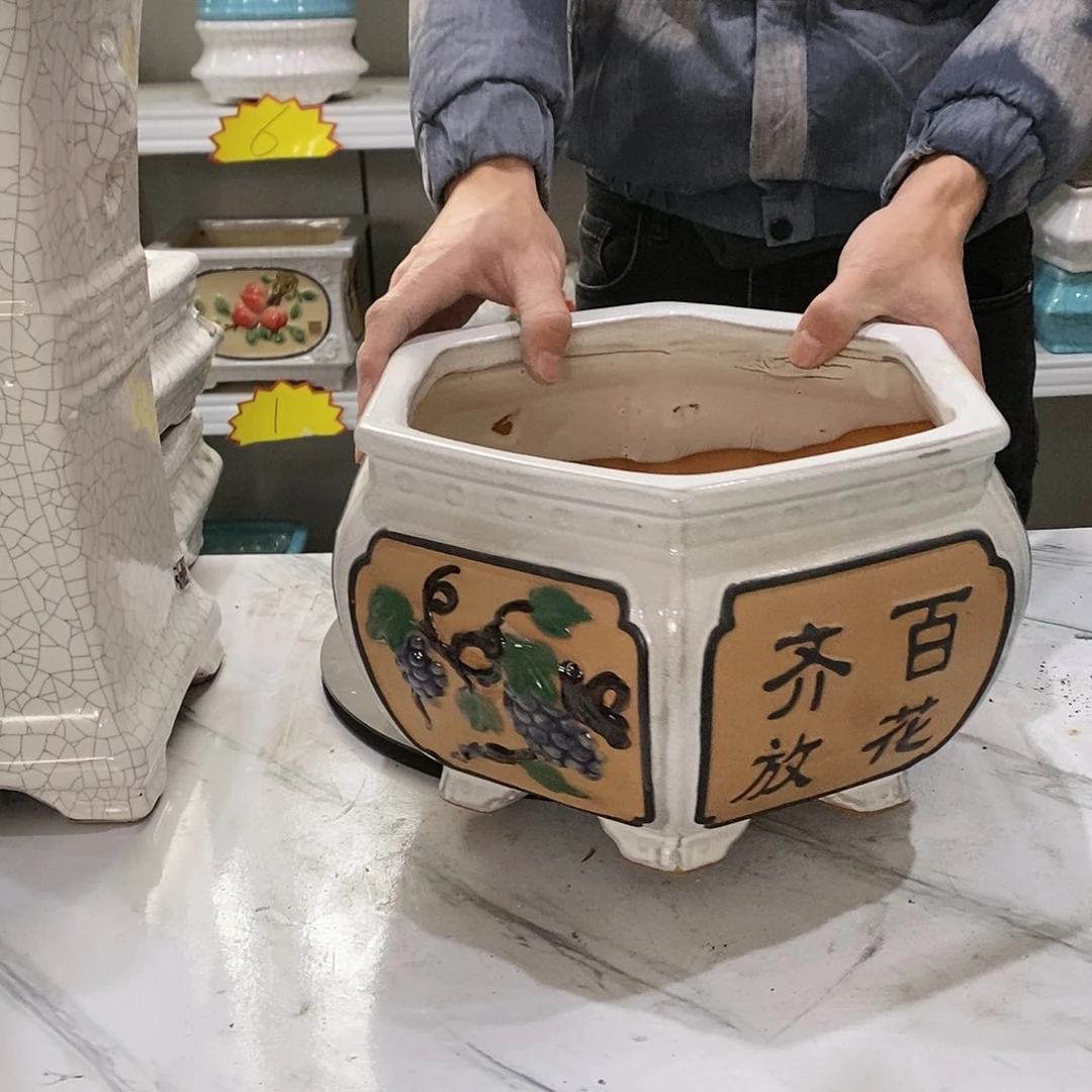 瑕疵花盆里装满鲜花