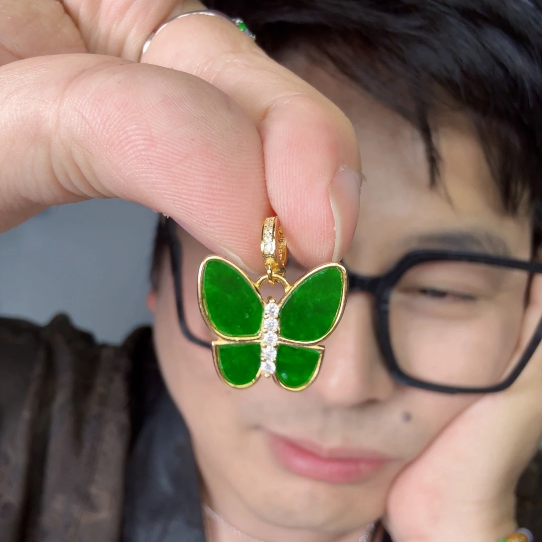 翡翠未镶嵌颈饰一个