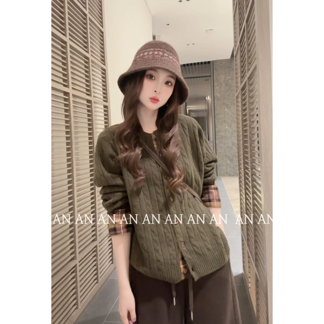 C10009复古慵懒感宽松针织开衫小众设计拼接格子麻花毛衣