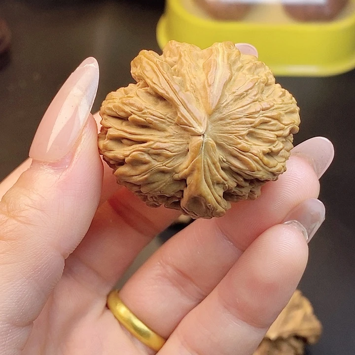 挪***林文玩核桃吊坠瑕疵单只不退不换