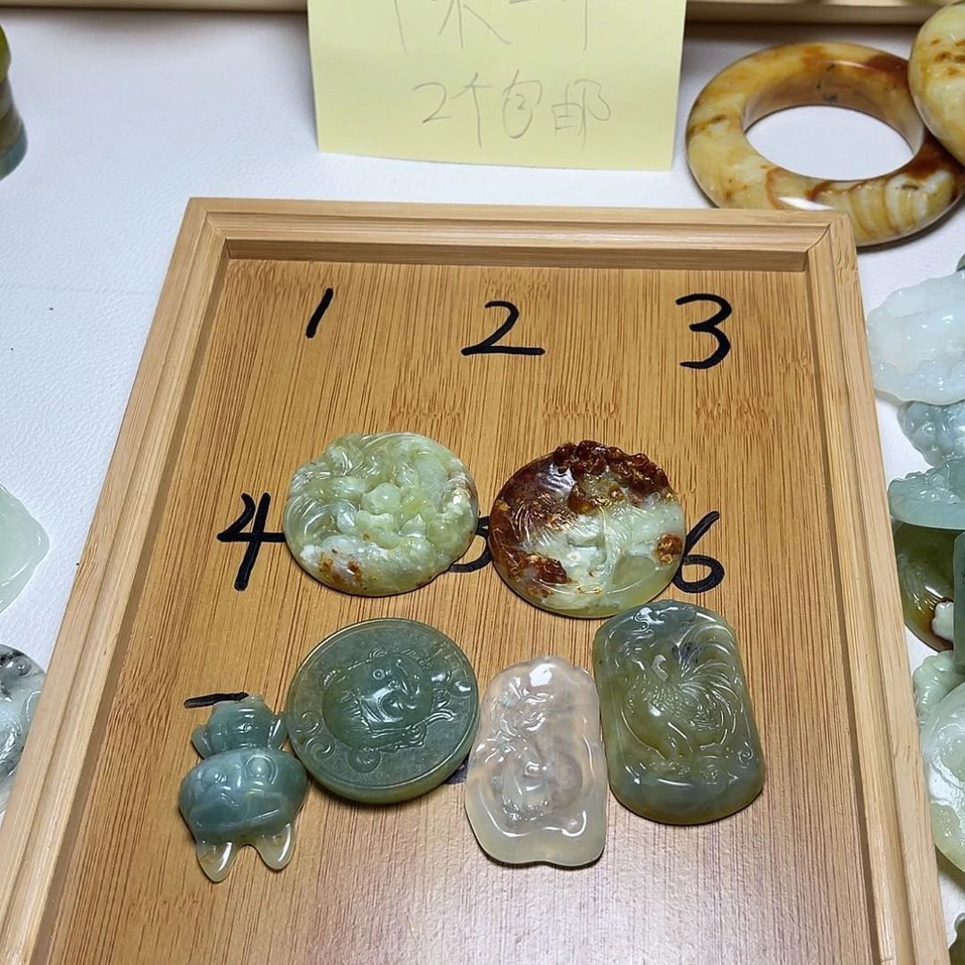 海***朵蛇纹石玉未镶嵌颈饰