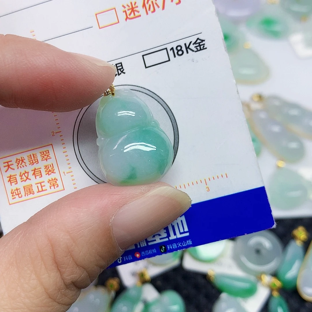 翡翠18K金镶嵌颈饰葫芦