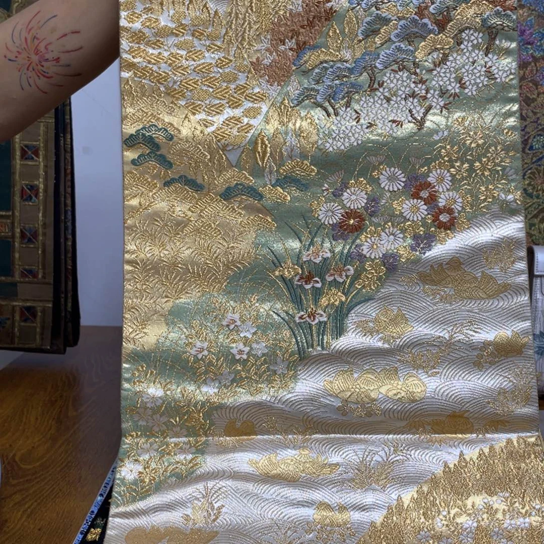 织绣织锦，织锦缎。