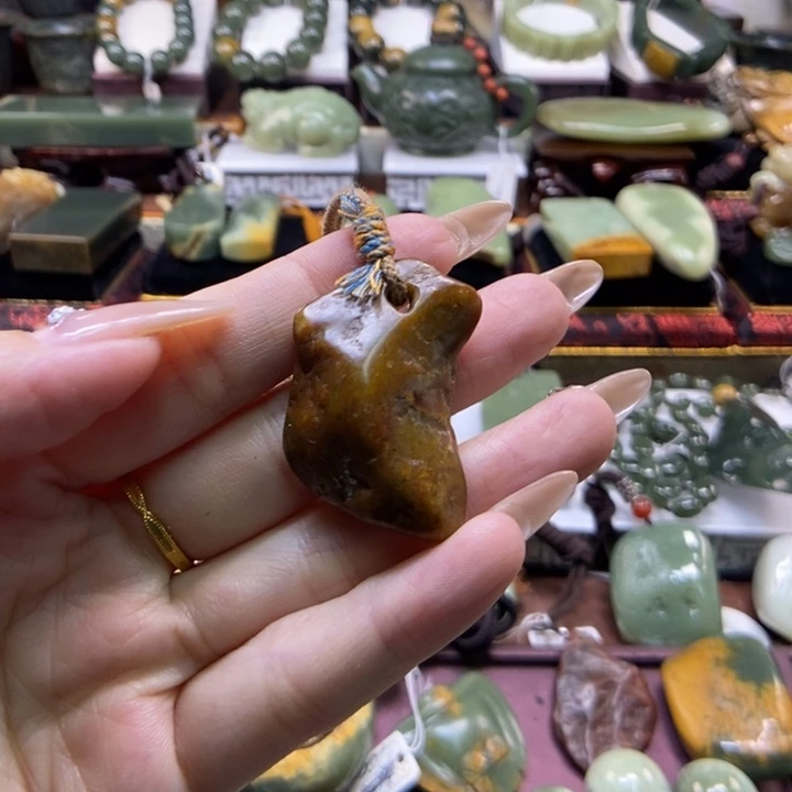 颈饰未镶嵌岫岩河磨玉（透闪石质玉）