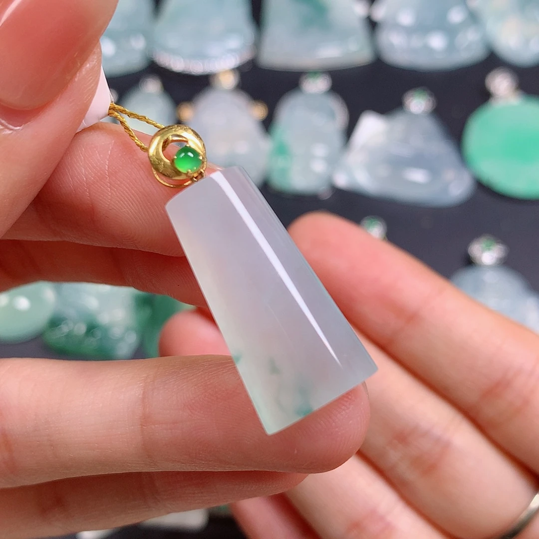 颈饰18K金镶嵌翡翠