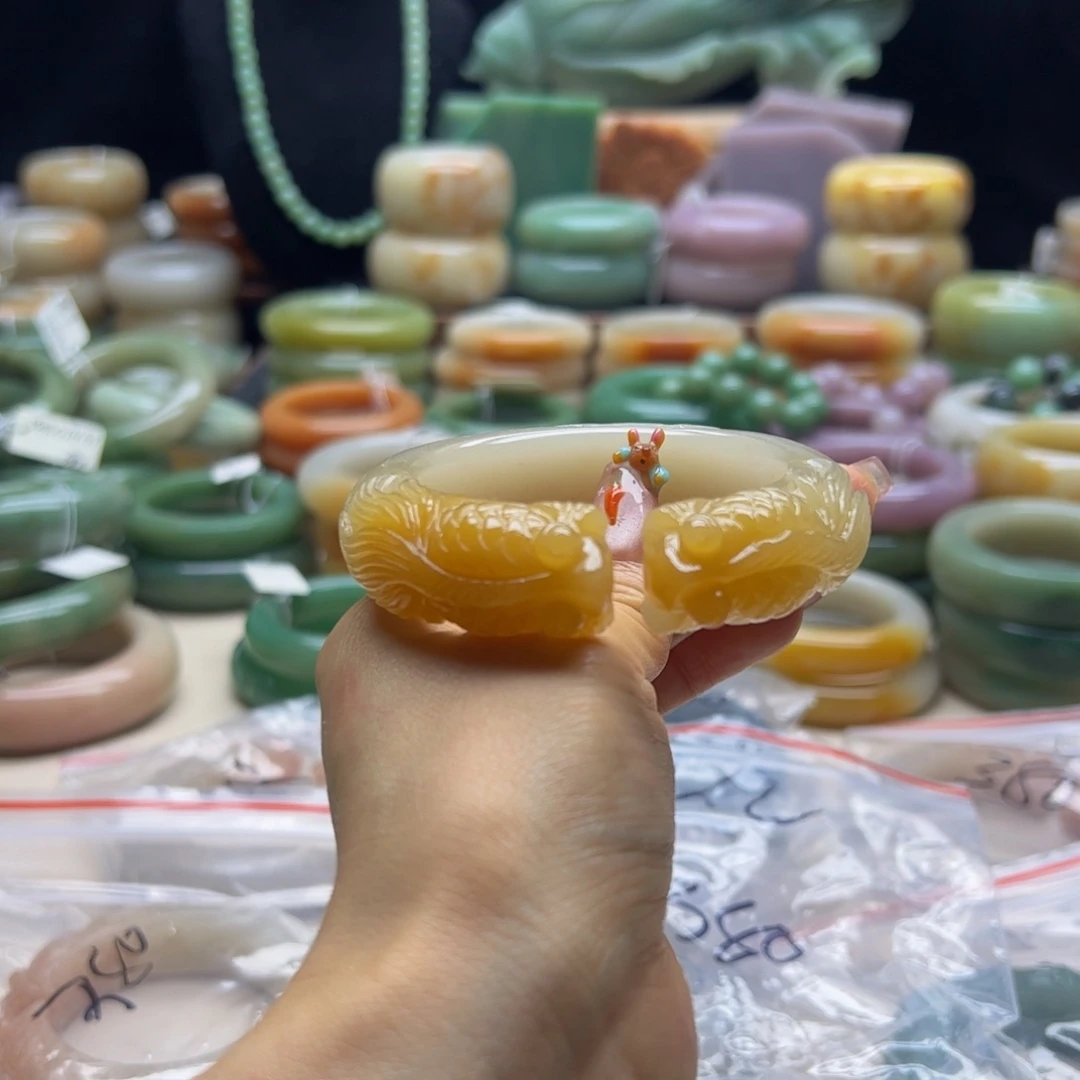 亿***家石英岩玉手镯未镶嵌