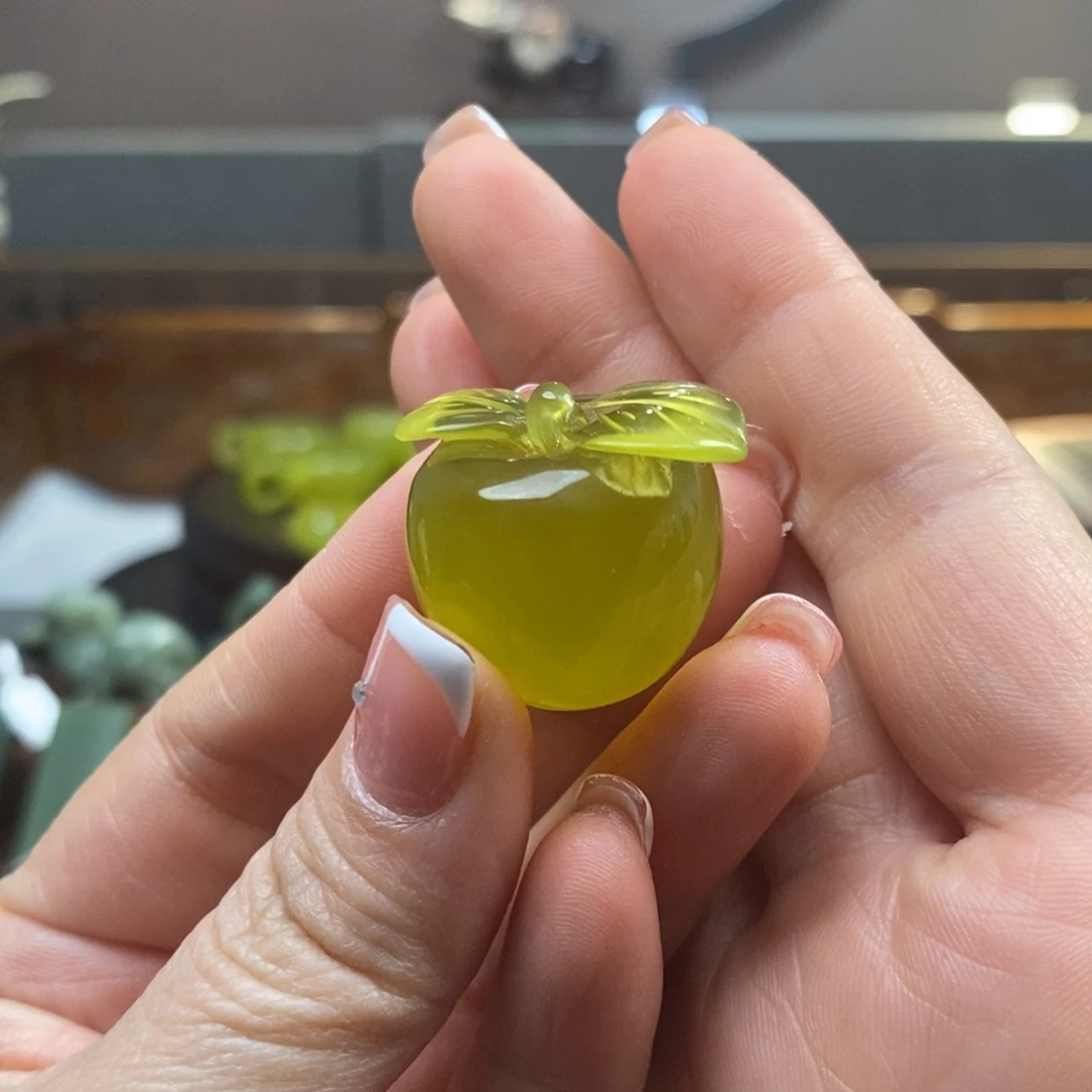 蛇纹石玉手把件未镶嵌抱*者