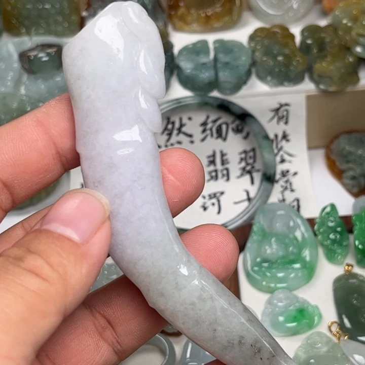 翡翠未镶嵌颈饰烟嘴