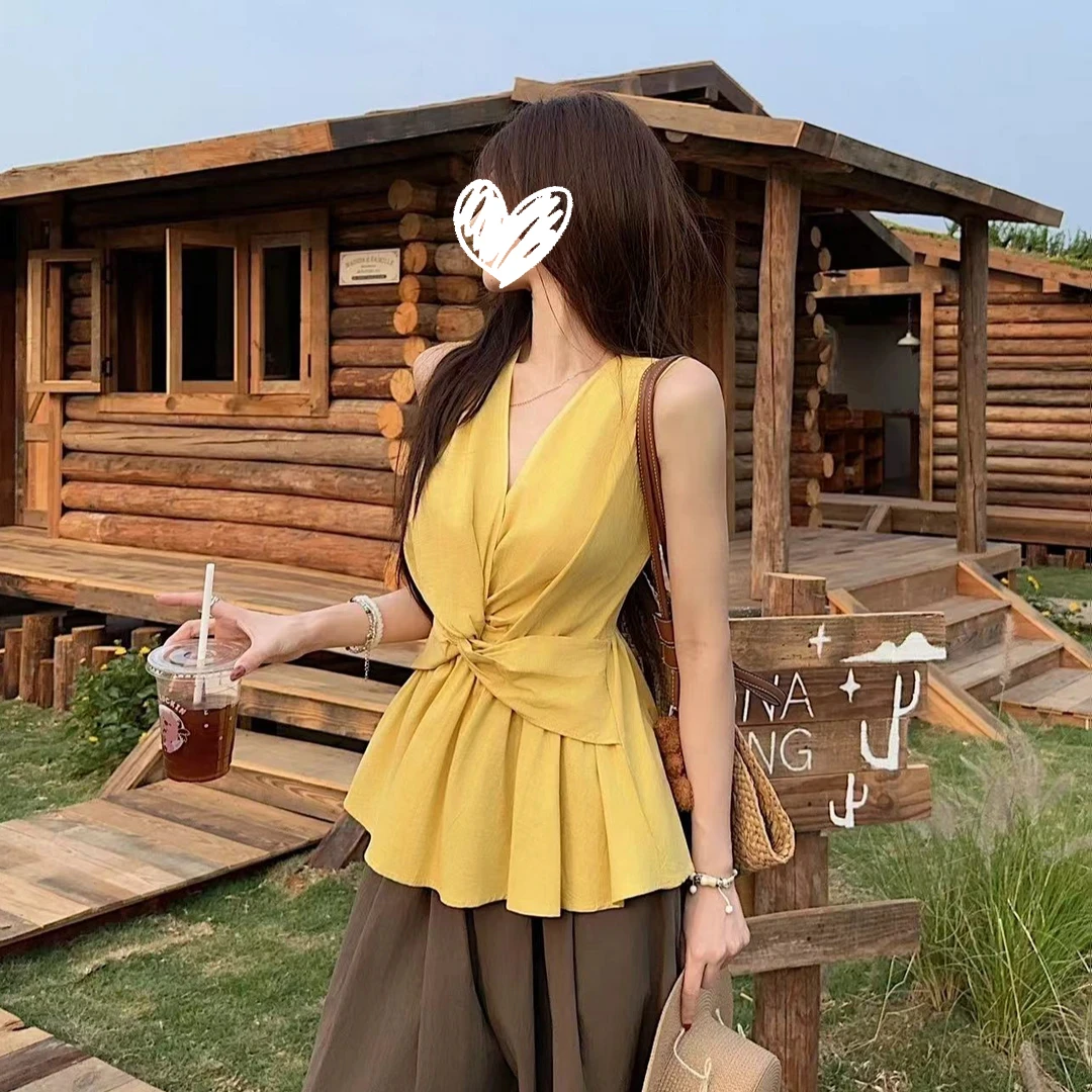 度月棠2025夏季法式气质V领吊带背心女扭结系带收腰显瘦无袖上衣