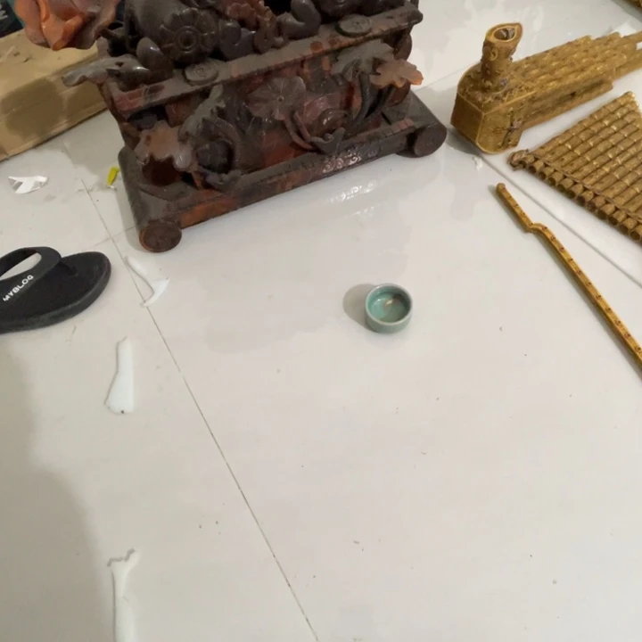 W***N瓷片大哥你好请问有钱不
