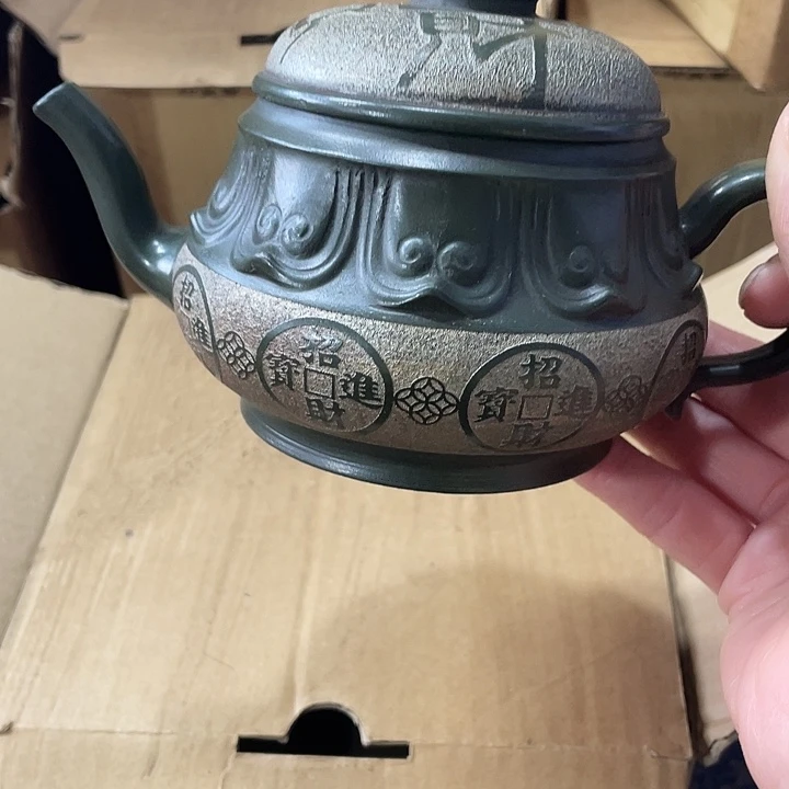 茶壶紫砂原矿泥料手工制作的一把紫砂壶。