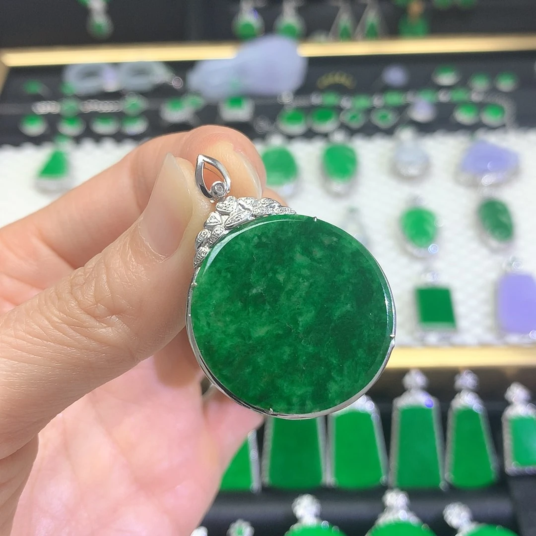 颈饰18K金镶嵌翡翠吊坠