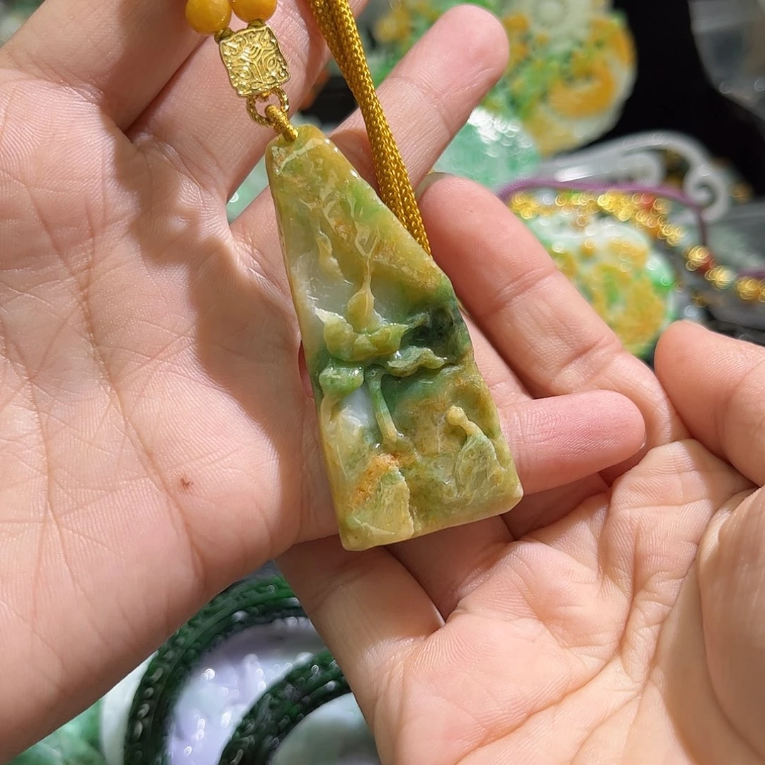 翡翠未镶嵌颈饰待编织