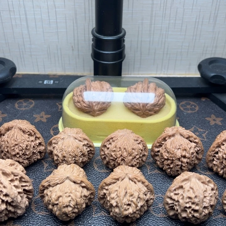 文玩核桃吊坠白狮子