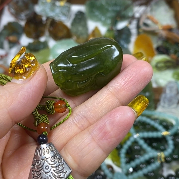 未镶嵌蛇纹石玉吊坠