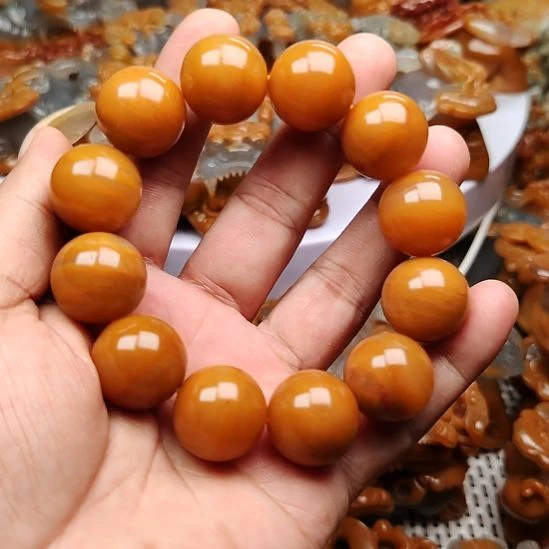 石英质玉（黄龙玉）未镶嵌颈饰