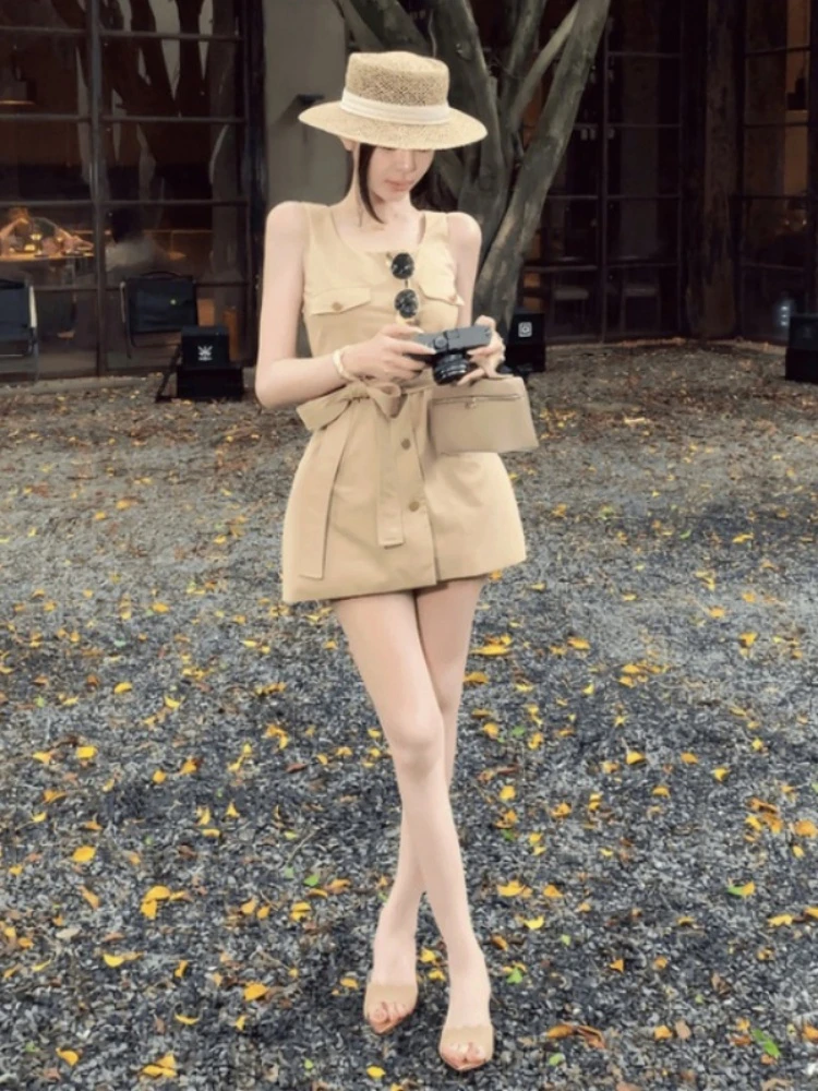 英伦风无袖收腰连衣裙女2025夏季流行单品新款短裙风情万种的裙子
