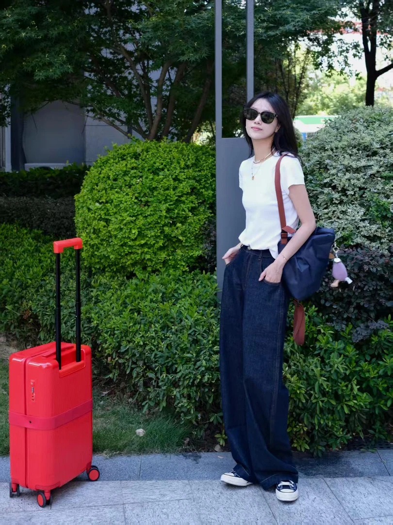 【清秋】高级感气质白色V领T恤上衣减龄显瘦高腰藏青色牛仔裤两件套