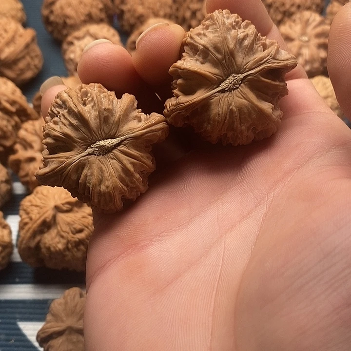****人文玩核桃吊坠白狮子