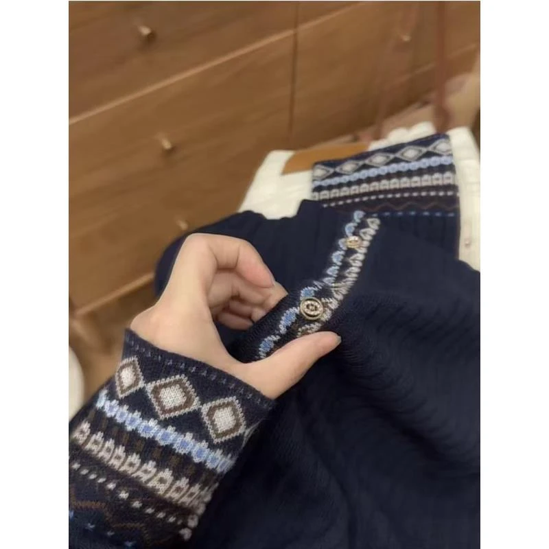 Q七言家新品！ins穿搭#藏青V领民族织花秋冬休闲开衫@