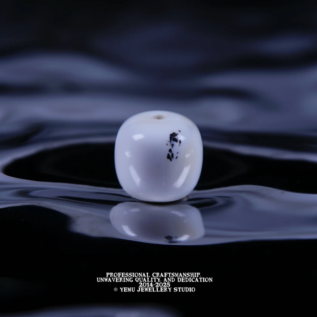 O16(8.5mm)漆白奥利奥老型配珠 一物一拍 天然俄料琥珀蜜蜡