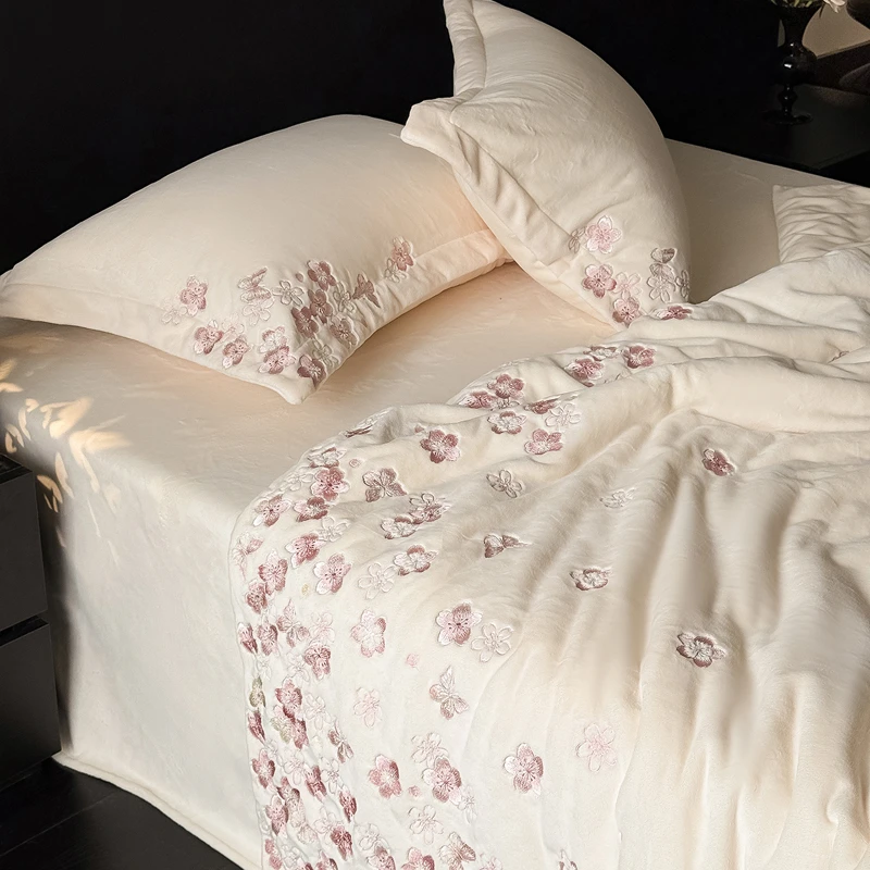 富安娜冬季牛奶绒高克重加厚保暖重工刺绣樱花绣花四件套床上用品