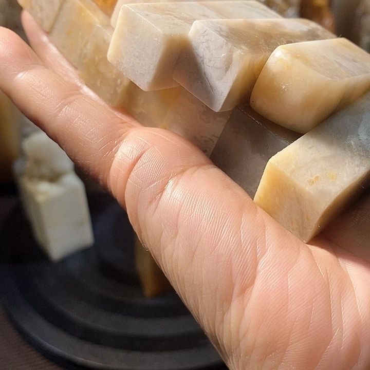 巴林石印石飞****鱼巴林石雕刻工艺品