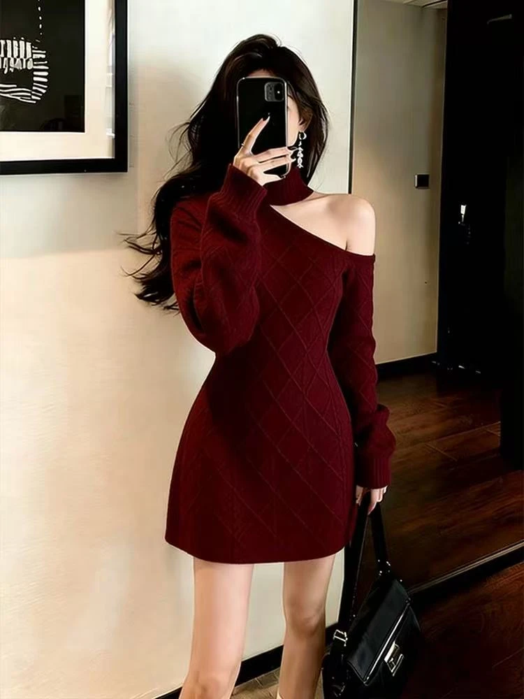 Z234巨好看的酒红色露肩针织连衣裙女2025初冬小个子收腰包臀短裙