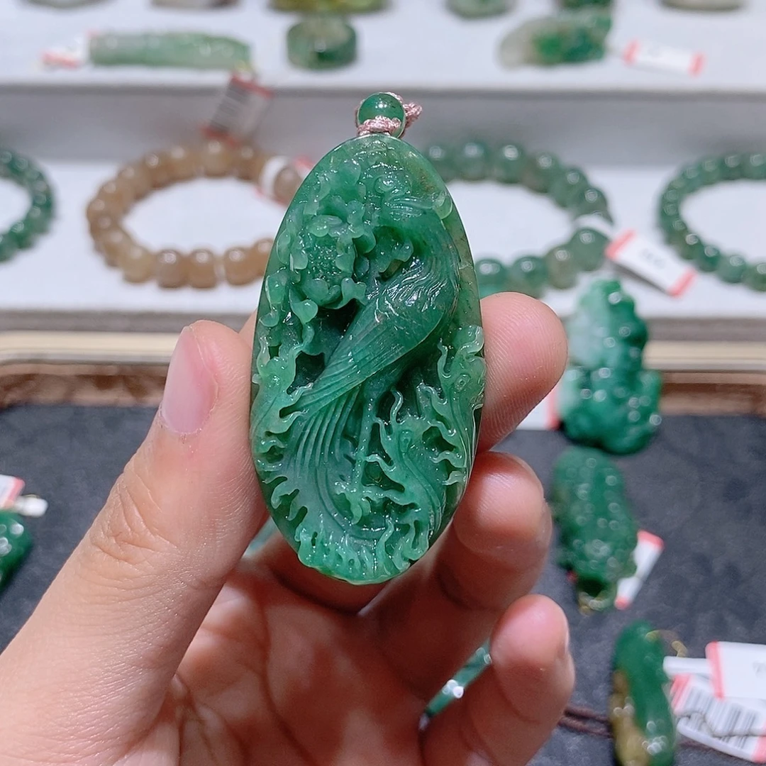 在***方独山玉未镶嵌挂件
