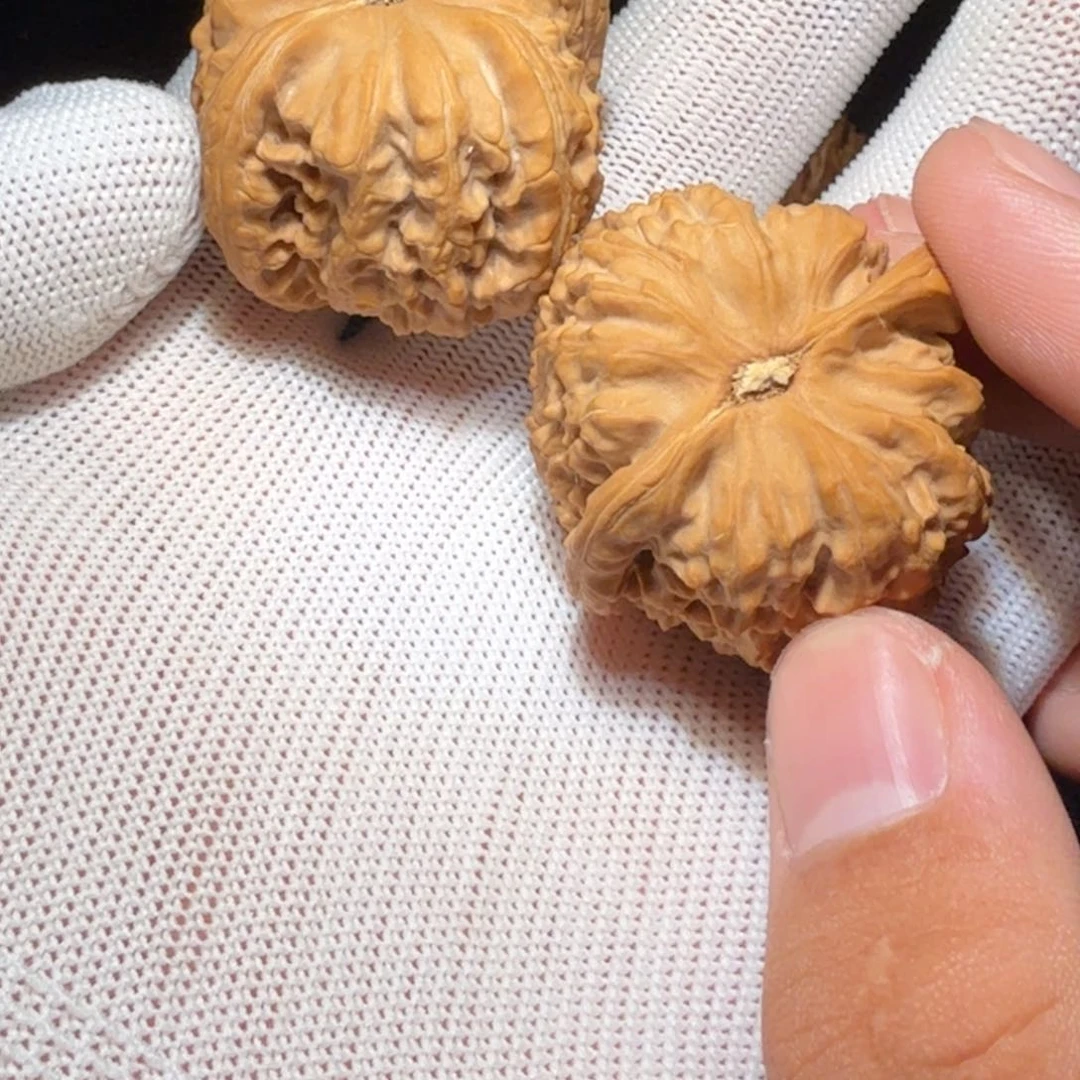 文玩核桃吊坠花*泪三角白