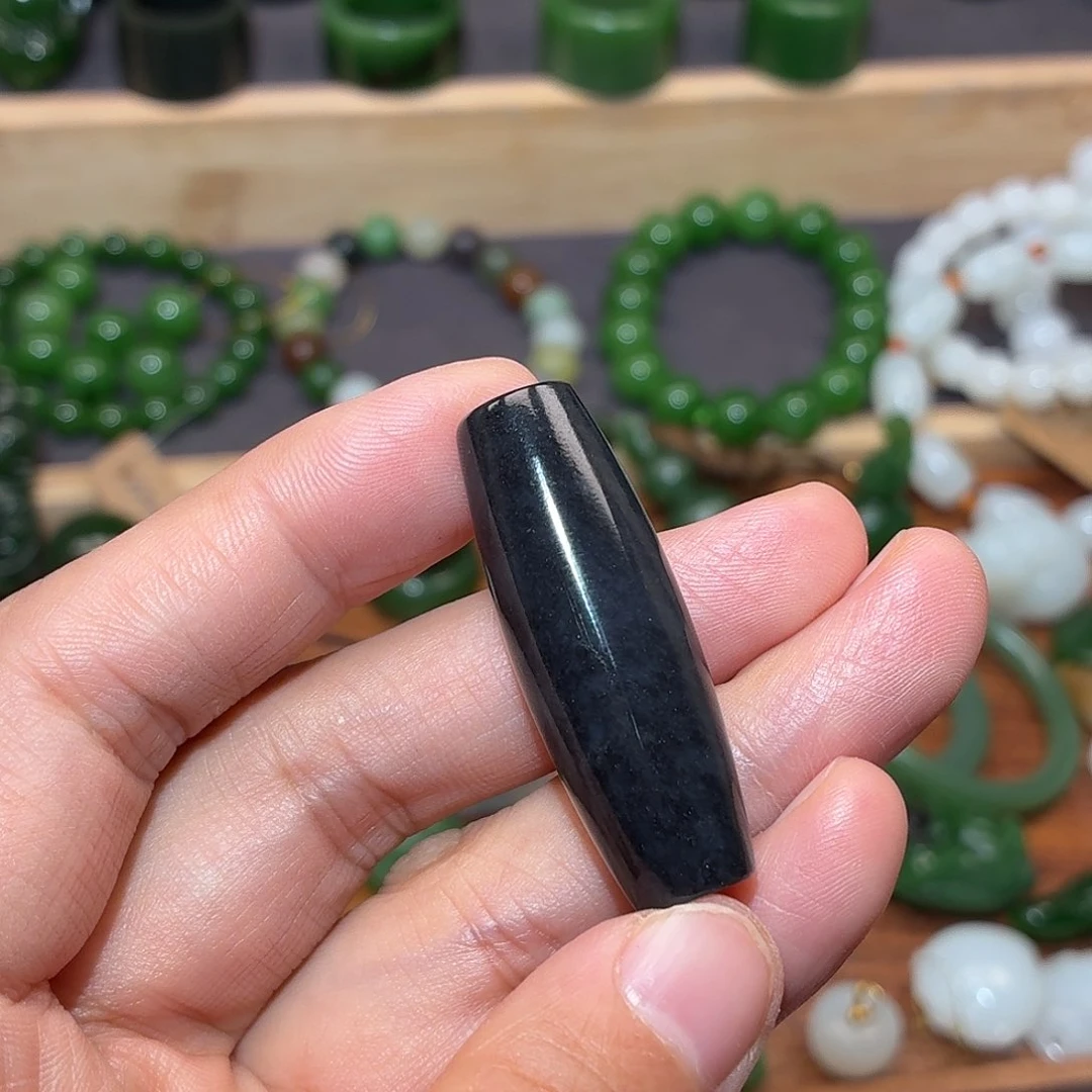 和田玉未镶嵌颈饰装**人