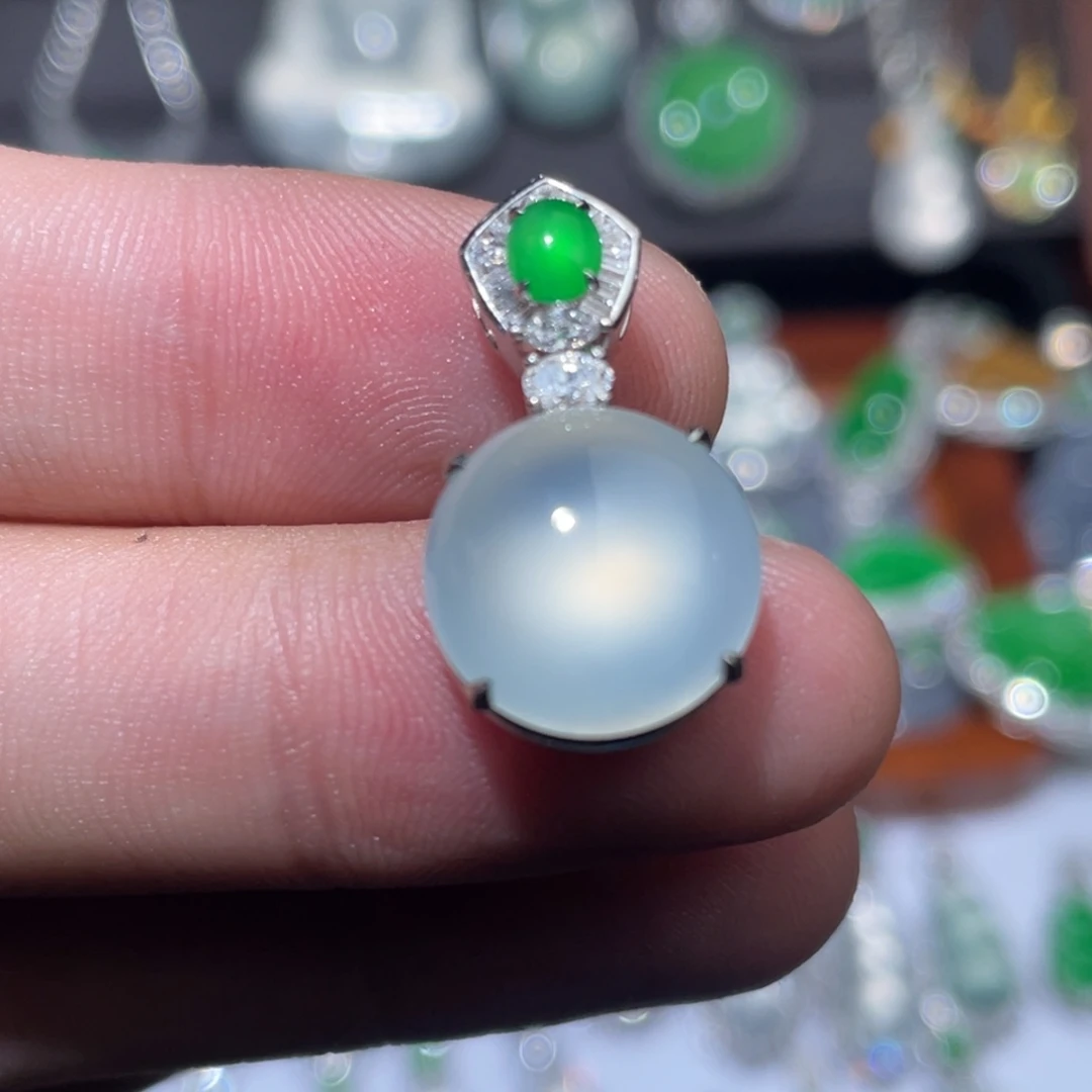 卫***卫翡翠18K金镶嵌项链