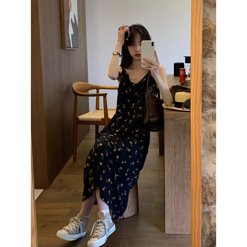 茶歇法式碎花吊带连衣裙女装2025年夏新款无袖内搭中长裙