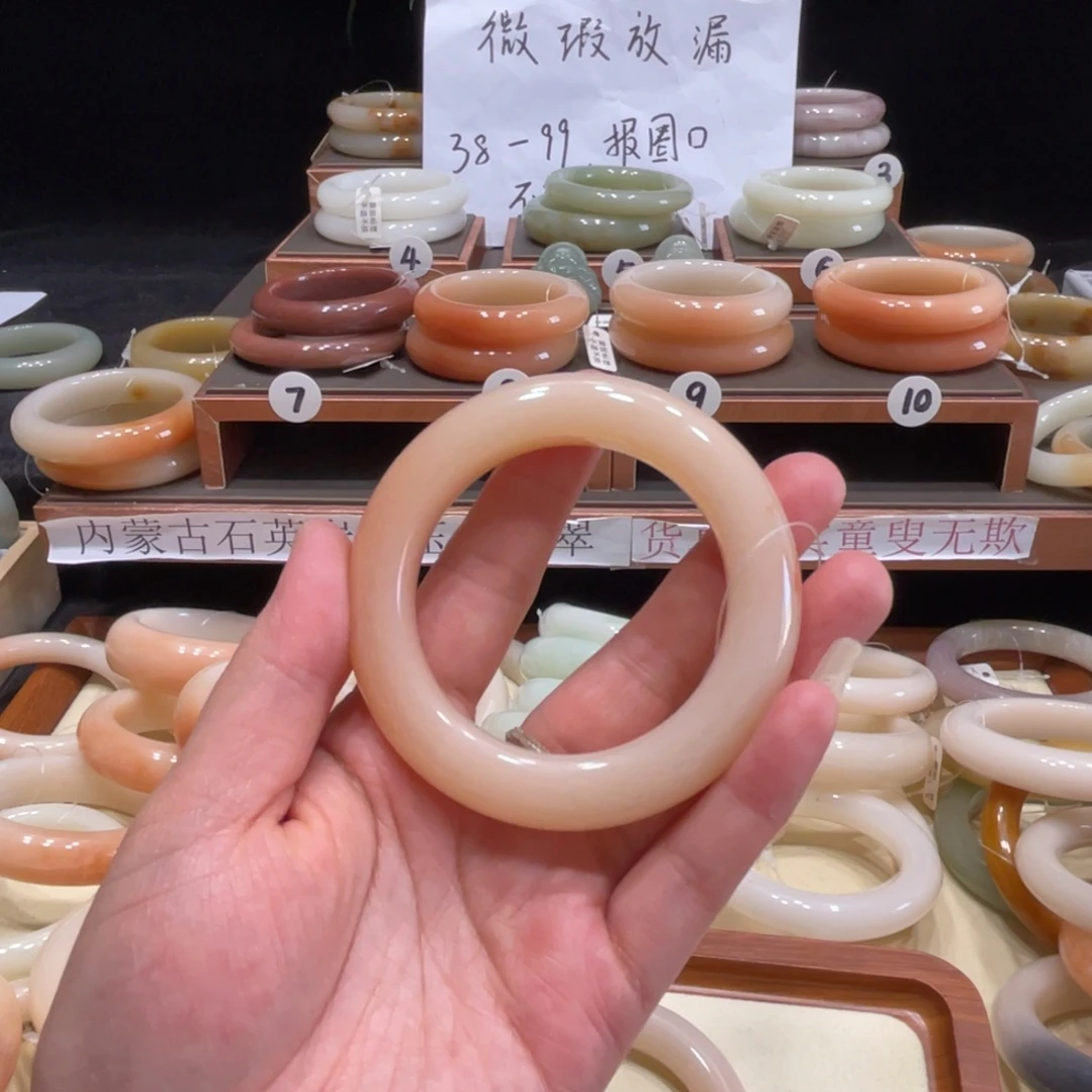 尔***。石英岩玉未镶嵌手镯