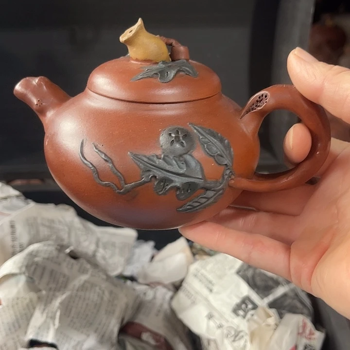 茶壶紫砂原矿泥料手工制作的一把紫砂壶。