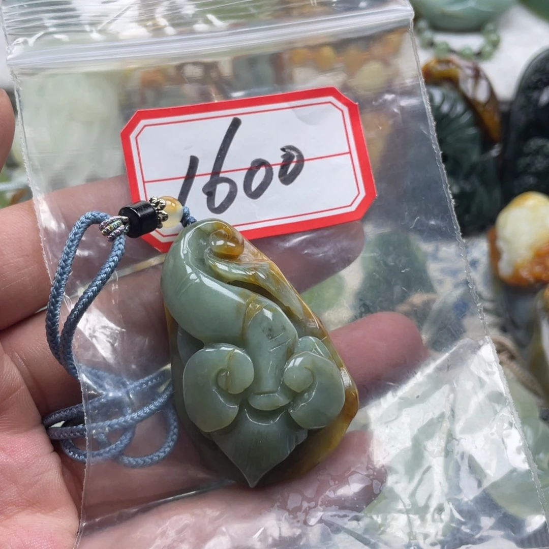 蛇纹石玉颈饰未镶嵌吊坠