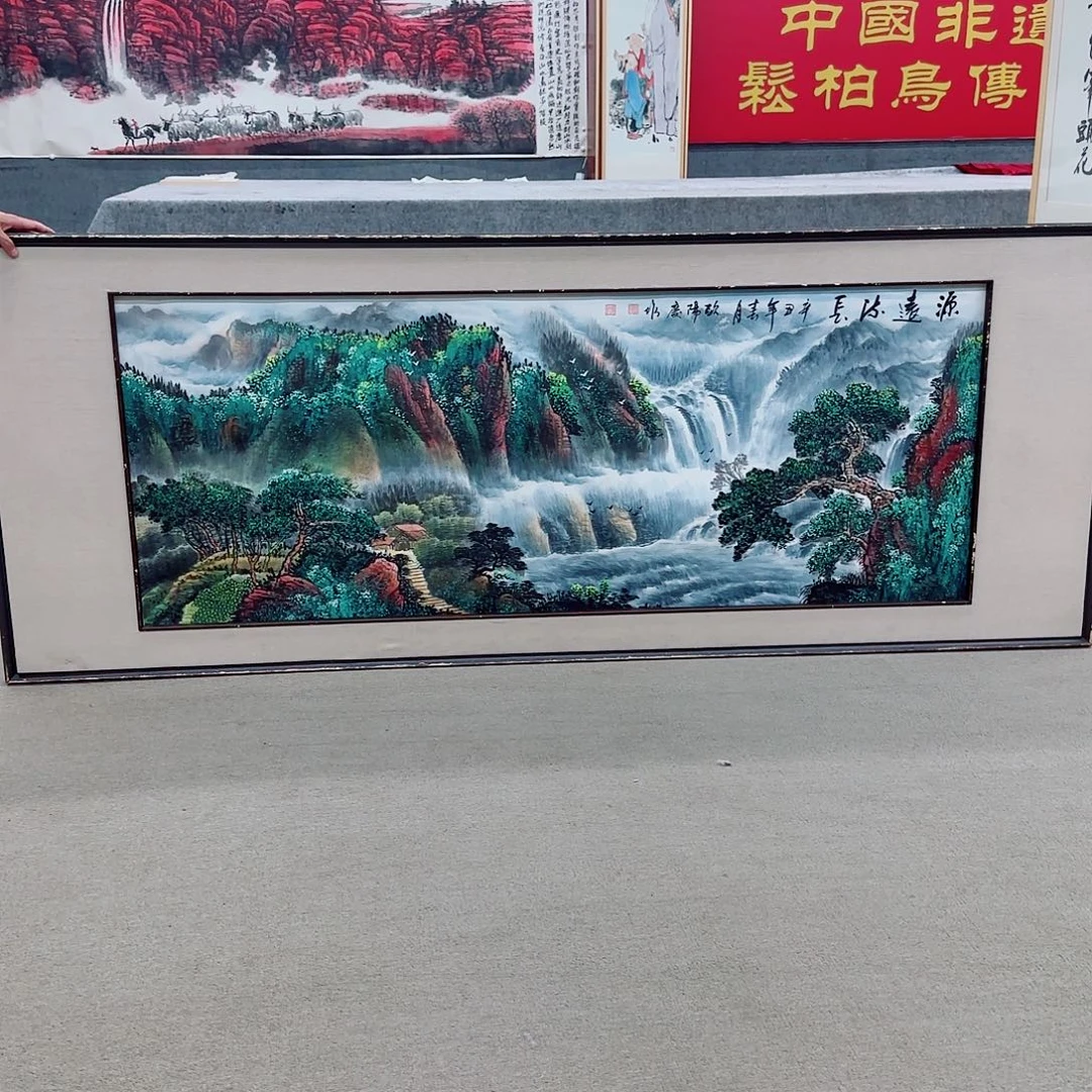 国画把我当朋友了。把手放在心上？