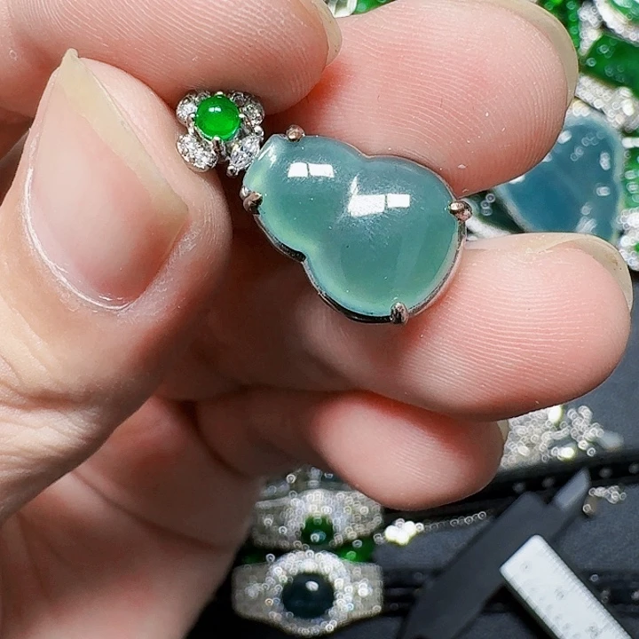 翡翠未镶嵌颈饰天然A货翡翠放漏