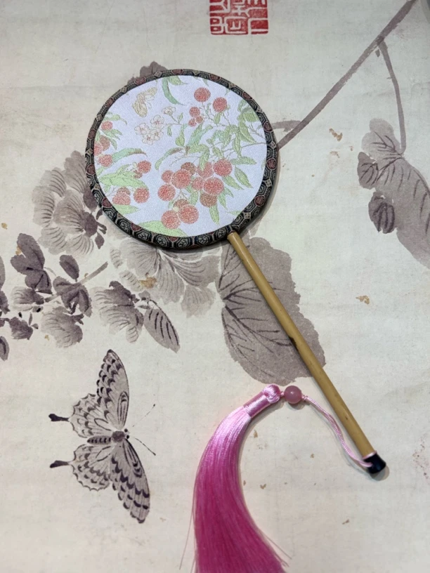 荔枝团扇 宋锦面料 12圆 湘妃竹竹柄