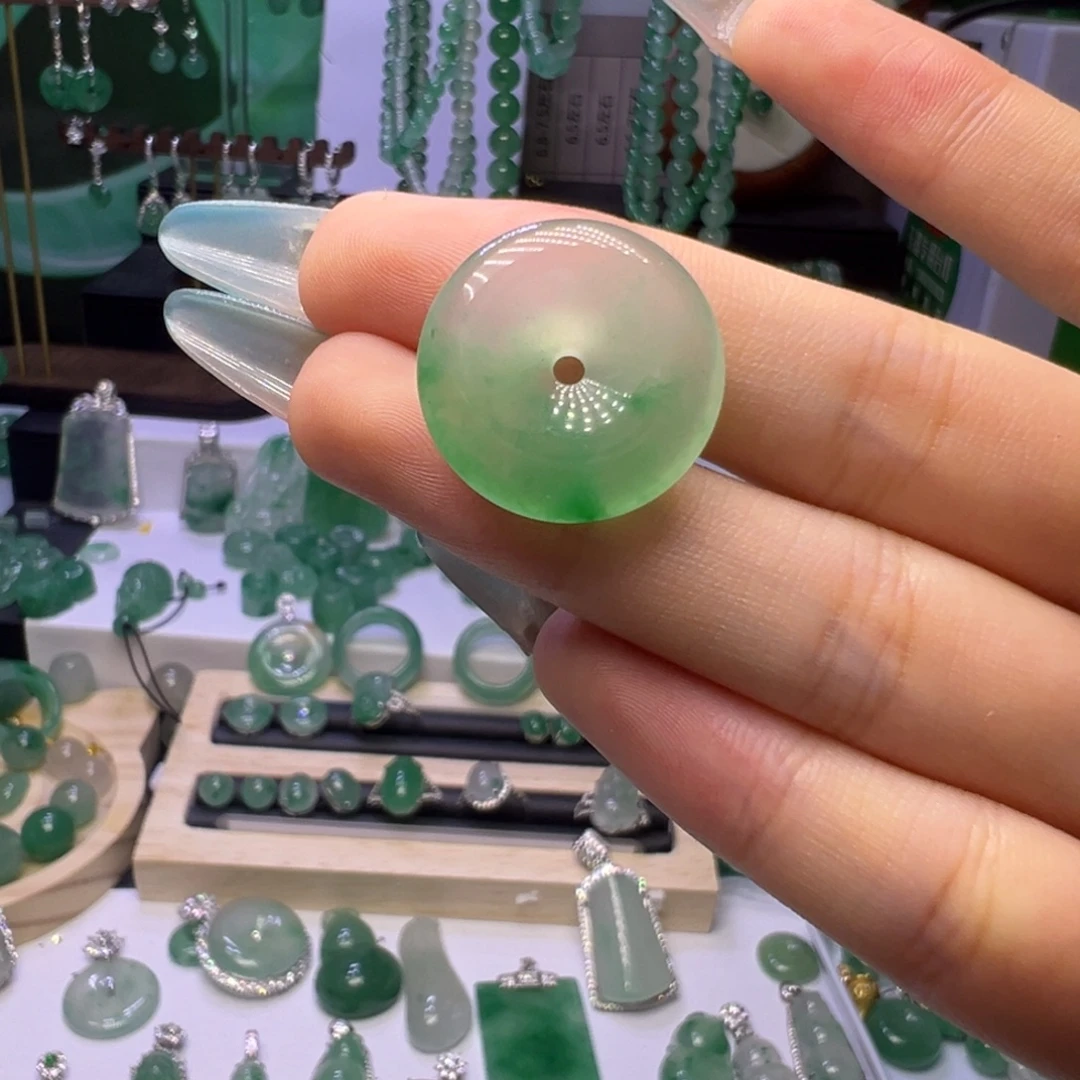 颈饰未镶嵌石英质玉（非洲翠）