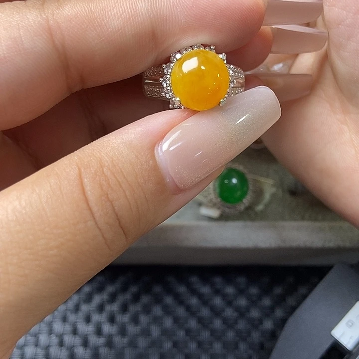 颈饰未镶嵌翡翠戒指