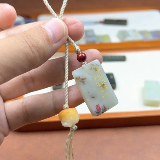 颈饰未镶嵌和田玉（糖玉）