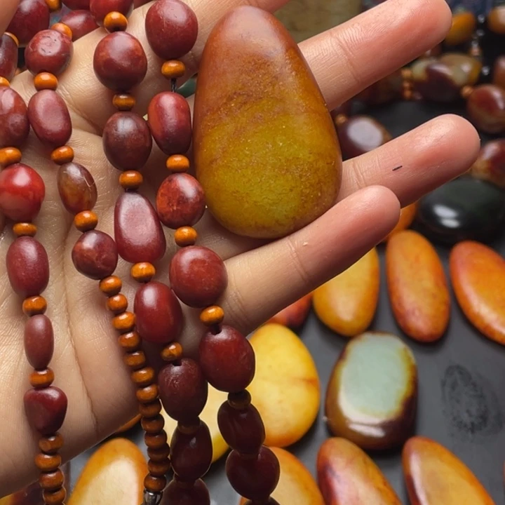 吴***海和田玉未镶嵌颈饰