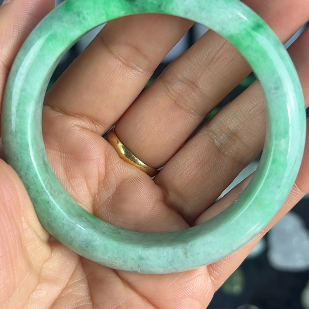 走***口翡翠未镶嵌项圈天然翡翠手镯